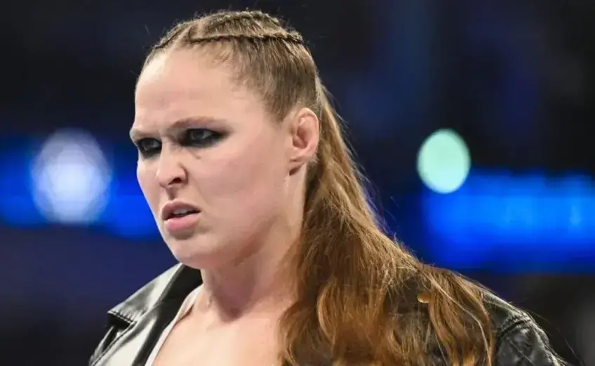 Colpo basso di Ronda Rousey per WrestleMania: Bayley non ci sta e le risponde a tono